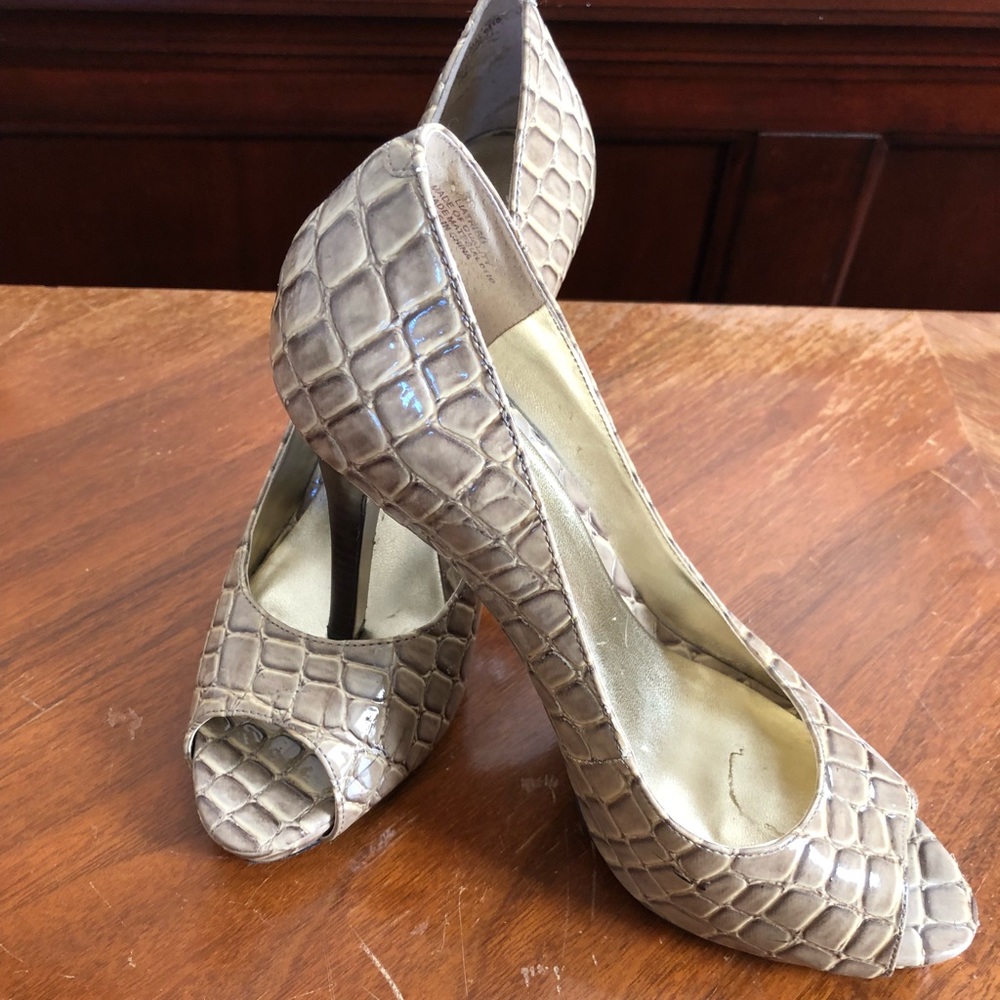 Synthetic leather peep toe pumps